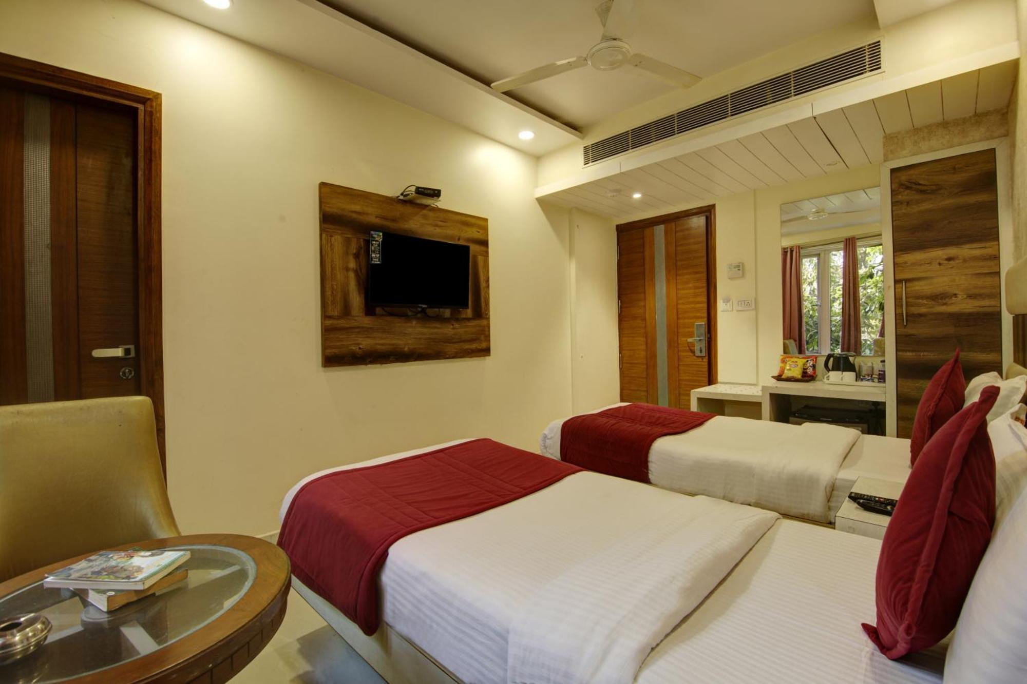 The Shanti Plaza - New Delhi Exteriör bild